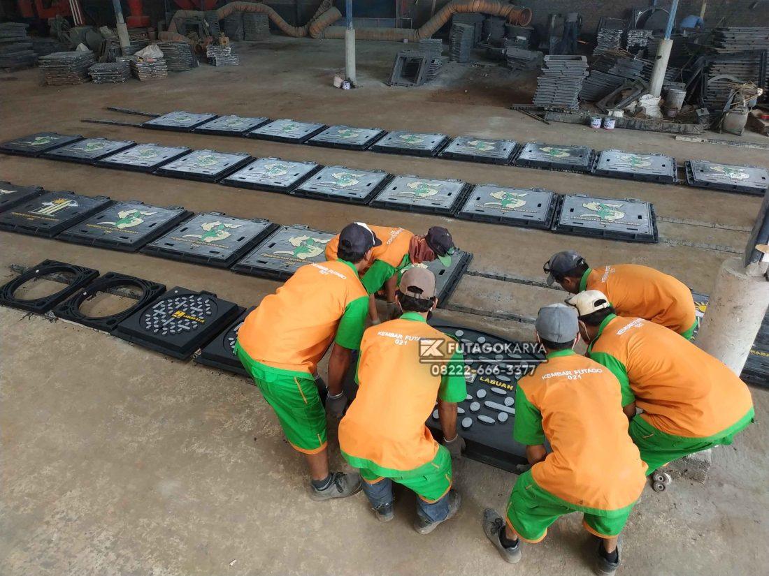 Proses Finishing Manhole Cover Labuan Bajo scaled 1100x825