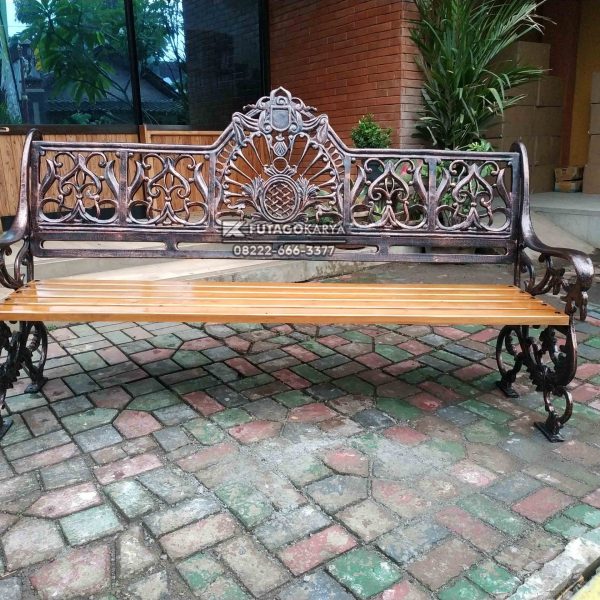 Kursi Motif Merak Nuansa Vintage