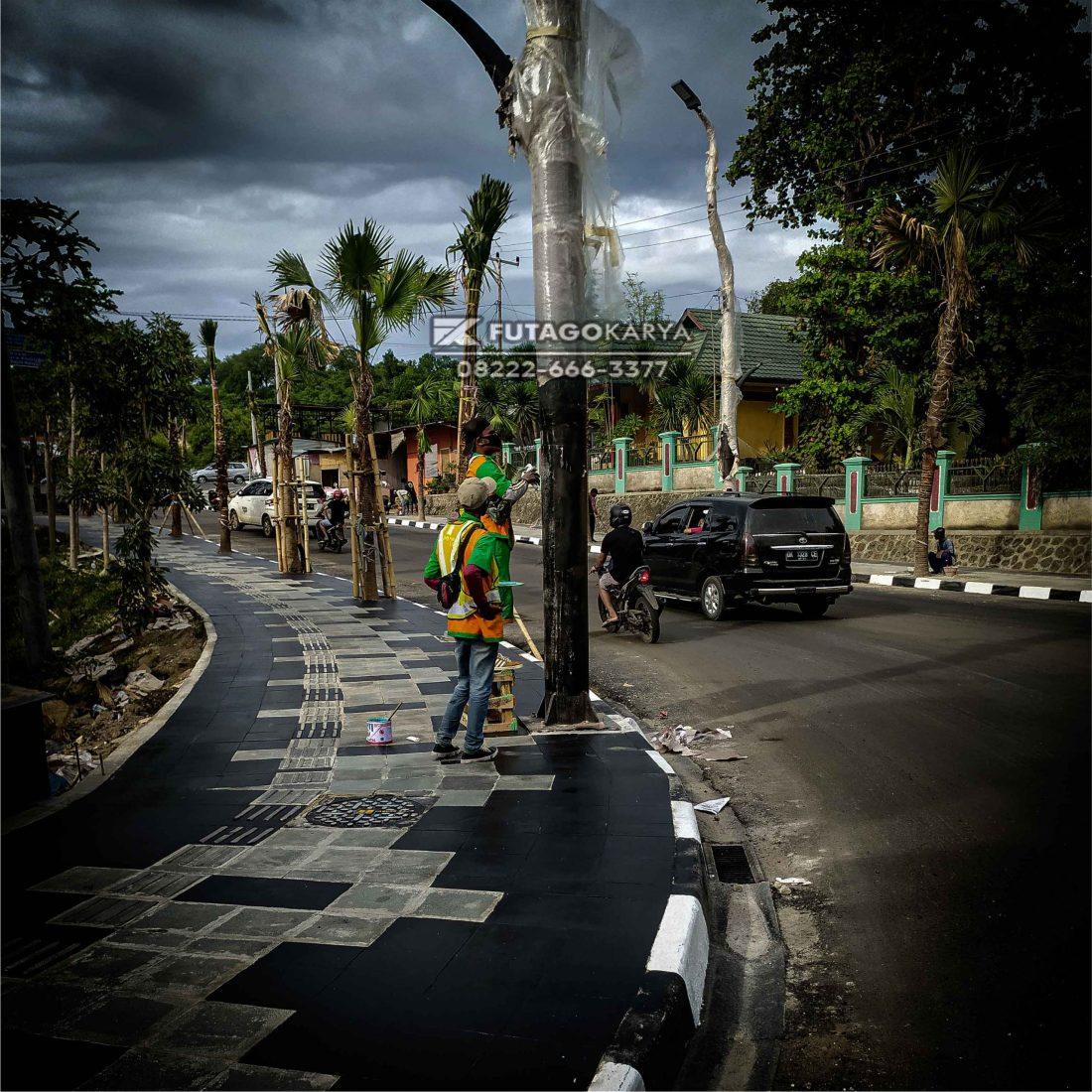Pemasangan Tiang Lampu dan Manhole Cover Proyek Labuan Bajo 2021 scaled 1100x1100