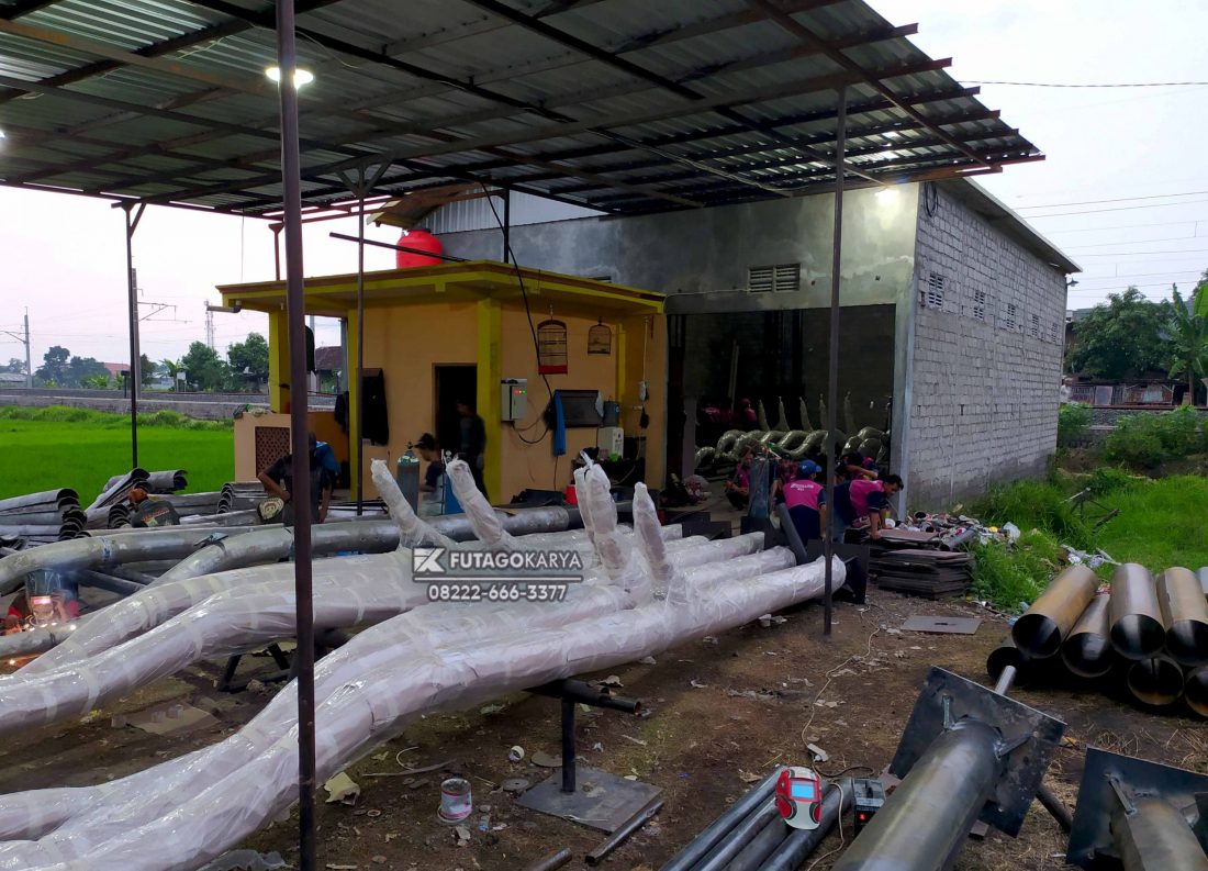Tempat Produksi Kembar Teknika Proyek Tiang Lampu Labuan Bajo 2021 scaled 1100x793