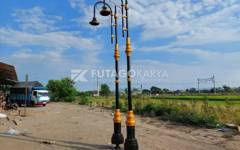 Tiang Lampu Jalan