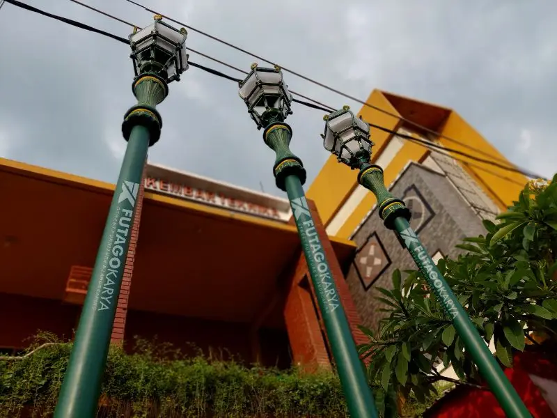 Tiang lampu Jalan