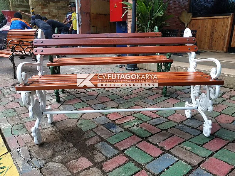 Bangku Taman Berbahan Besi Cor