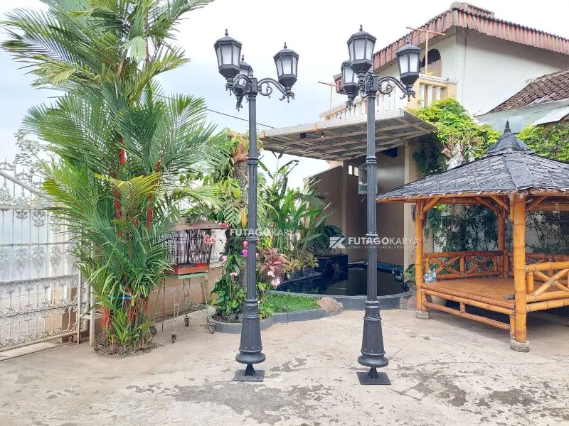 Sentuhan Klasik dari Tiang Lampu Taman