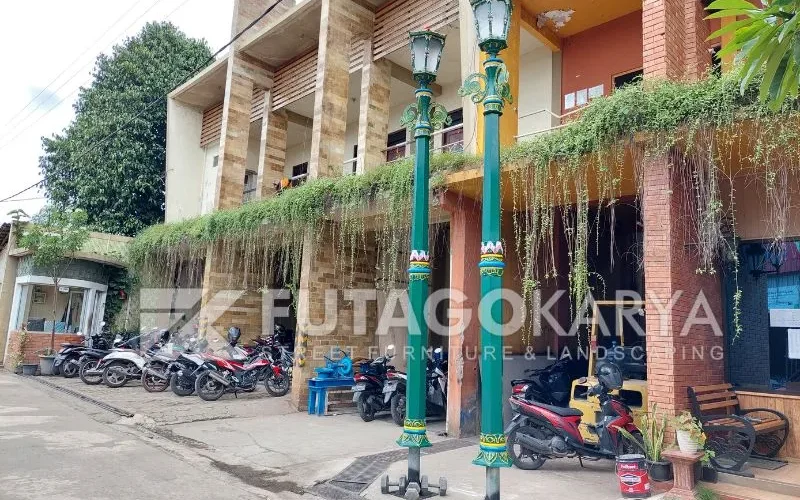 Tiang lampu depan rumah
