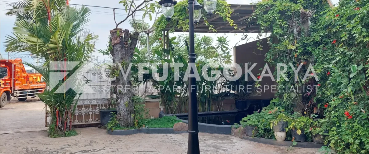 Tiang lampu penerangan jalan