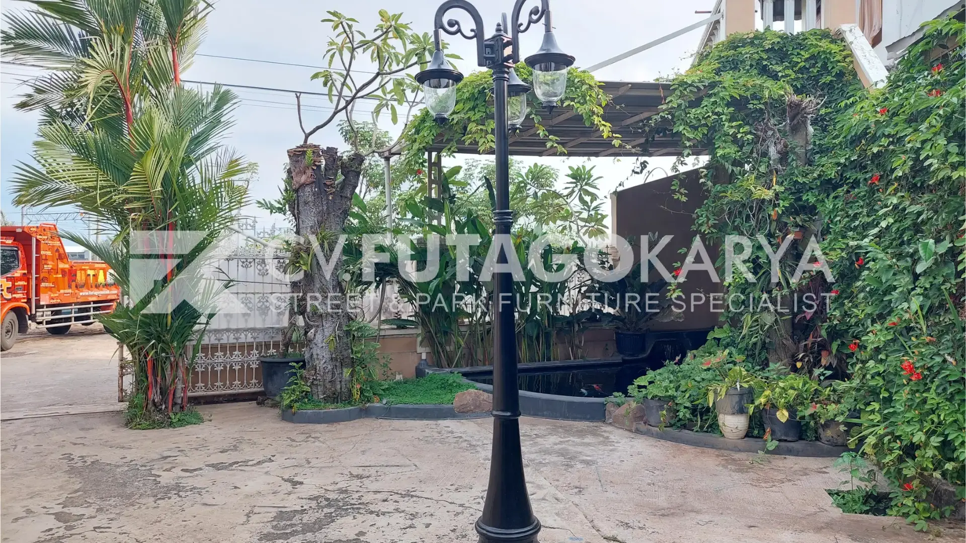 Tiang lampu penerangan jalan