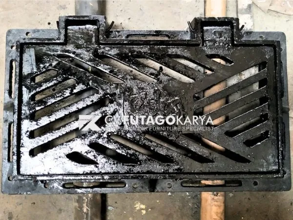 Besi Penutup Selokan Air