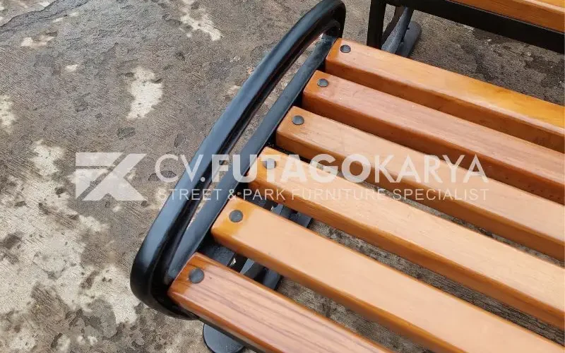 Kursi besi teras minmalis