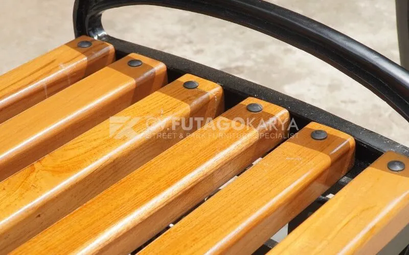 Kursi taman besi