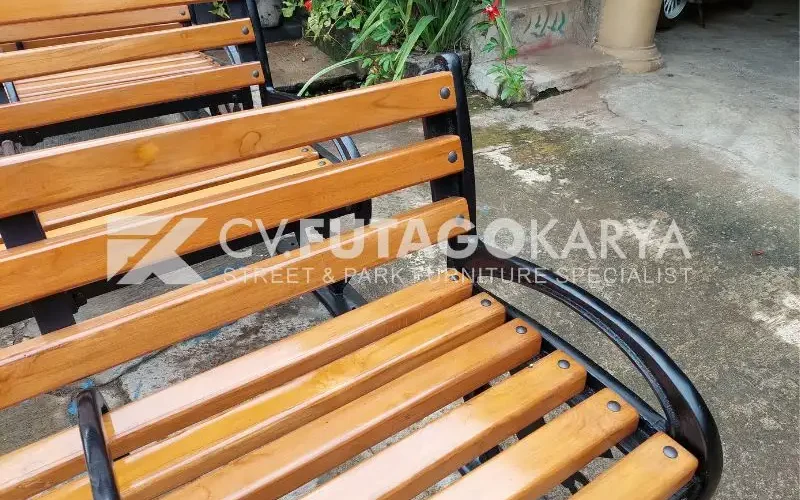Tempat duduk di taman