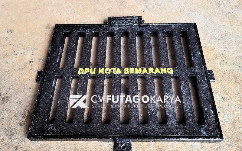 Grill Besi Penutup Selokan