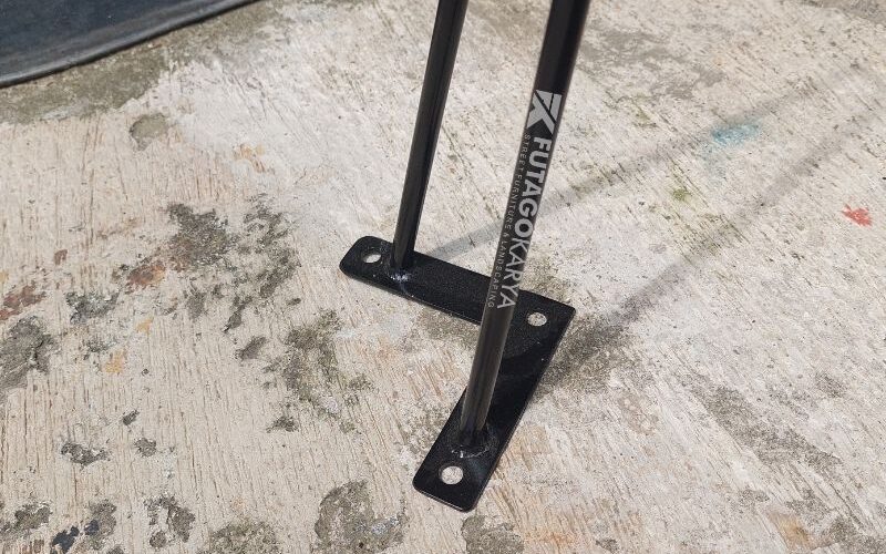 Meja Kaki Besi Minimalis