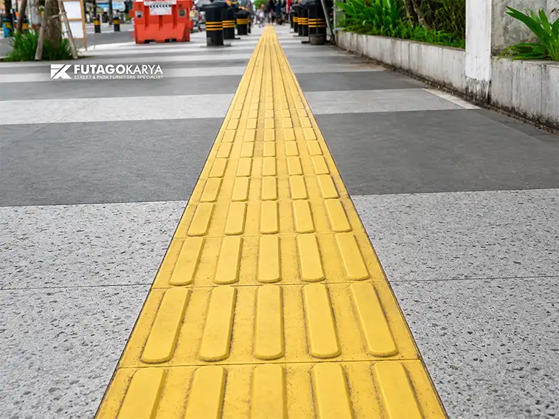 Guiding block untuk tunanetra di koridor fasilitas publik