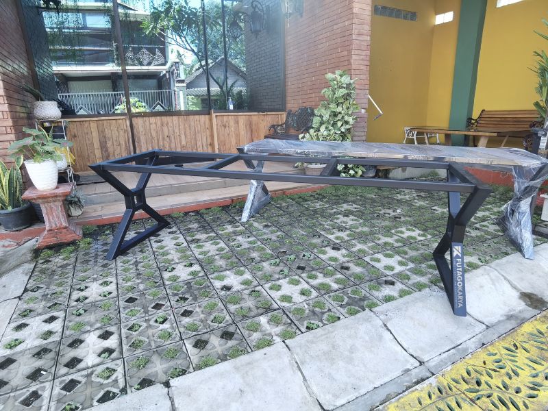 model kaki meja tamu