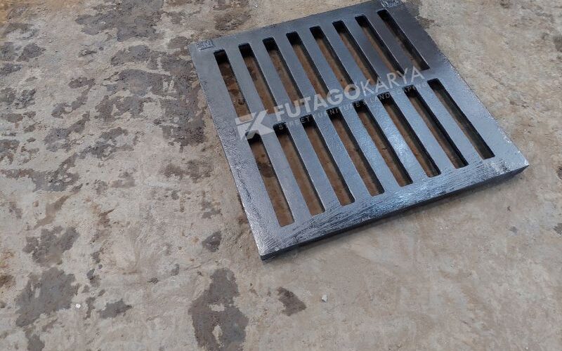 Grill Besi Penutup Selokan