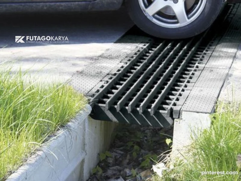 Grill selokan di area yang sering dilalui kendaraan