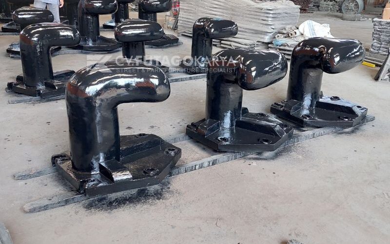 Marine mooring bollard