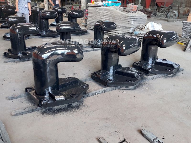 Marine mooring bollard