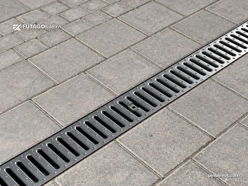 Penutup drainase yang ada di trotoar jalan