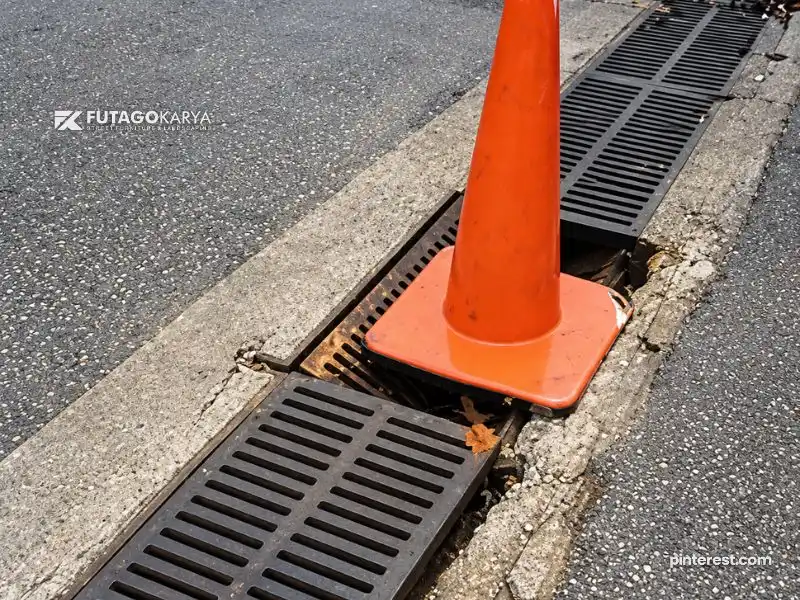 Penutup drainase yang rusak karena tidak sesuai