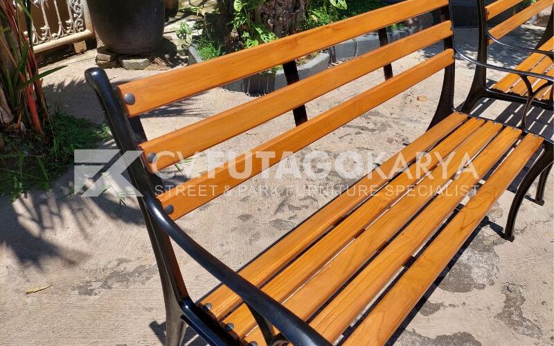 Kursi taman kayu unik