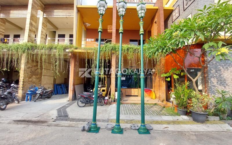 Tiang lampu taman klasik