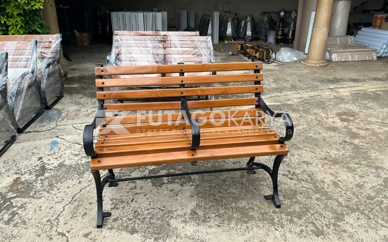 Kursi Besi Panjang Minimalis