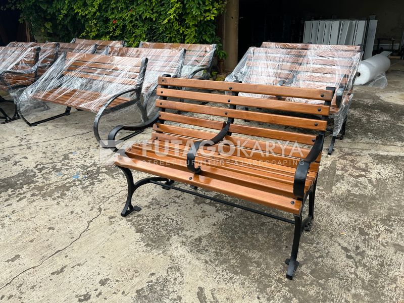 Kursi Besi Panjang Minimalis