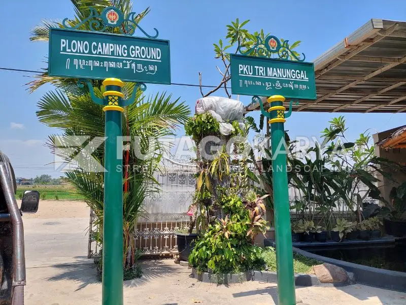 Faktor Lokasi dalam Penempatan Tiang Papan Nama Outdoor