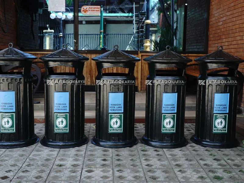 Tempat Sampah Besi Taman Kota dan Standar Kebersihan Ruang Terbuka Hijau
