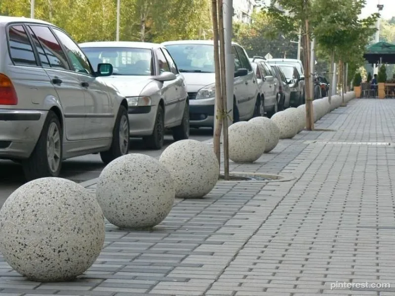 Bollard teraso sebagai pembatas pada area trotoar dan pedestrian
