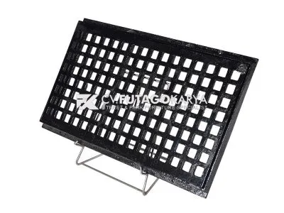 Grill Besi Penutup Selokan