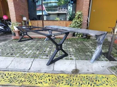 Kaki Meja Unik