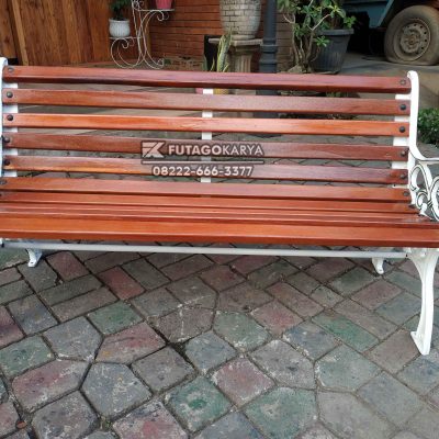 Kursi Outdoor Besi Alas Kayu Jati