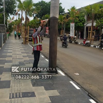 PEMASANGAN TIANG LAMPU LABUAN BAJO (1)