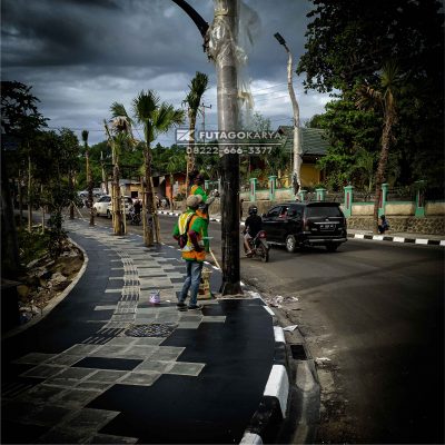 Pemasangan Tiang Lampu dan Manhole Cover Proyek Labuan Bajo 2021