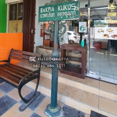 Penasaran Kursi Tunggu dan Tiang Papan Nama Bakpia Tugu Jogja