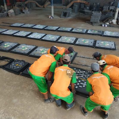 Proses Finishing Manhole Cover Labuan Bajo