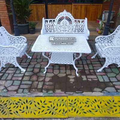 Set Meja Kursi