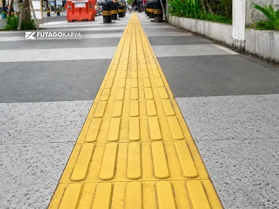 Guiding block untuk tunanetra di koridor fasilitas publik