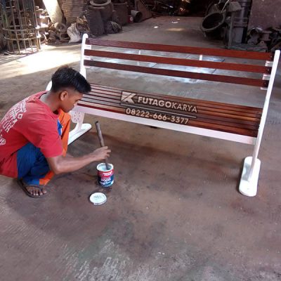 Pengecatan Kursi Malioboro Antik
