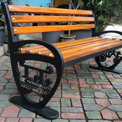Kursi Outdoor Antik Baut Kuningan