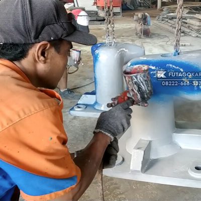 proses pengecatan bollard dermaga
