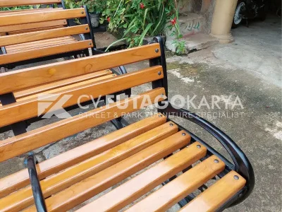 tempat duduk di taman