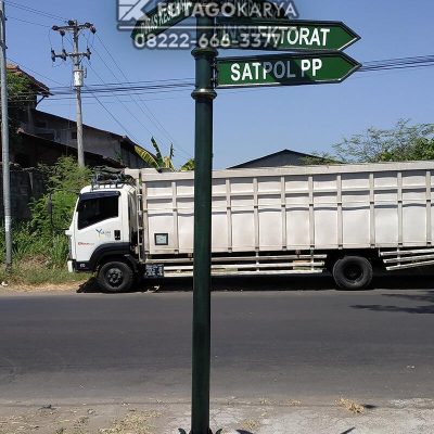 Tiang Penunjuk Arah Jalan Madura