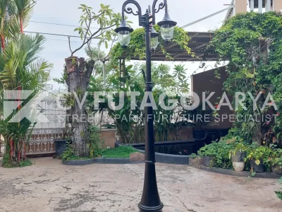 Tiang lampu penerangan jalan